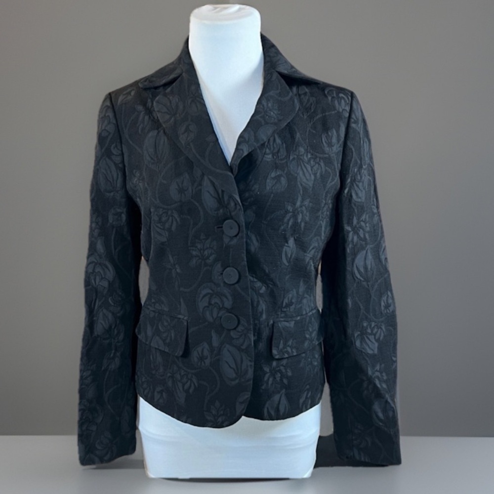 Beautiful vintage Ann Taylor thick size 4 black floral pattern, blazer jacket